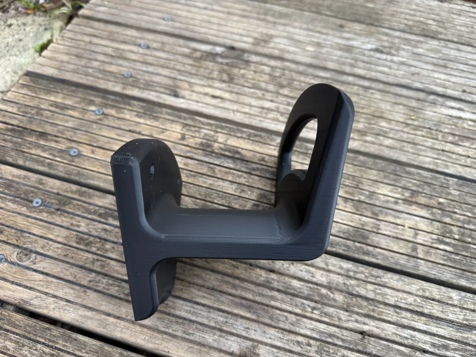 Garden Hose Pipe Wall Mounted Holder Hanger Sturdy Strong Bracket for Outdoor or Indoor Waterproof