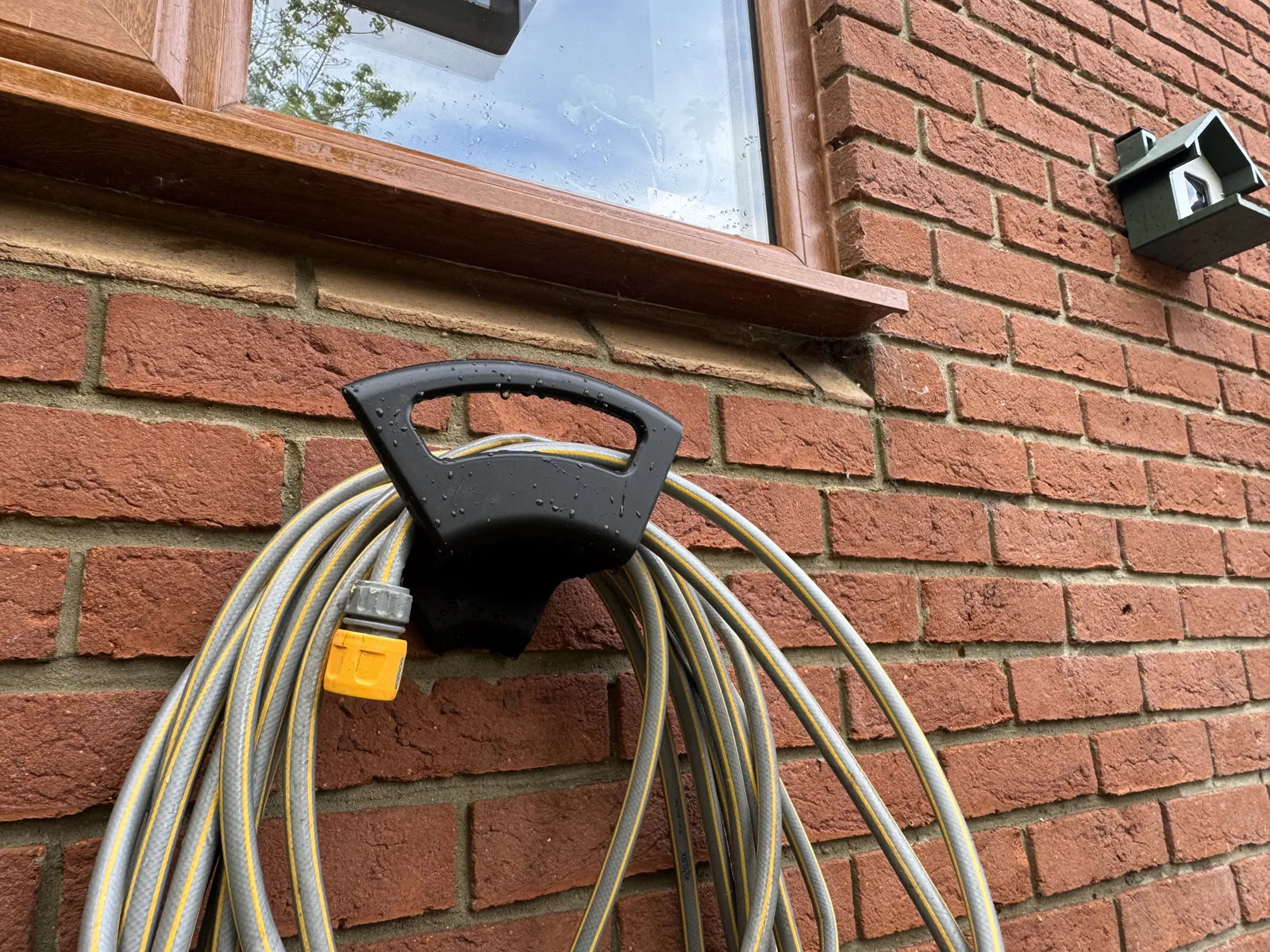 Garden Hose Pipe Wall Mounted Holder Hanger Sturdy Strong Bracket for Outdoor or Indoor Waterproof