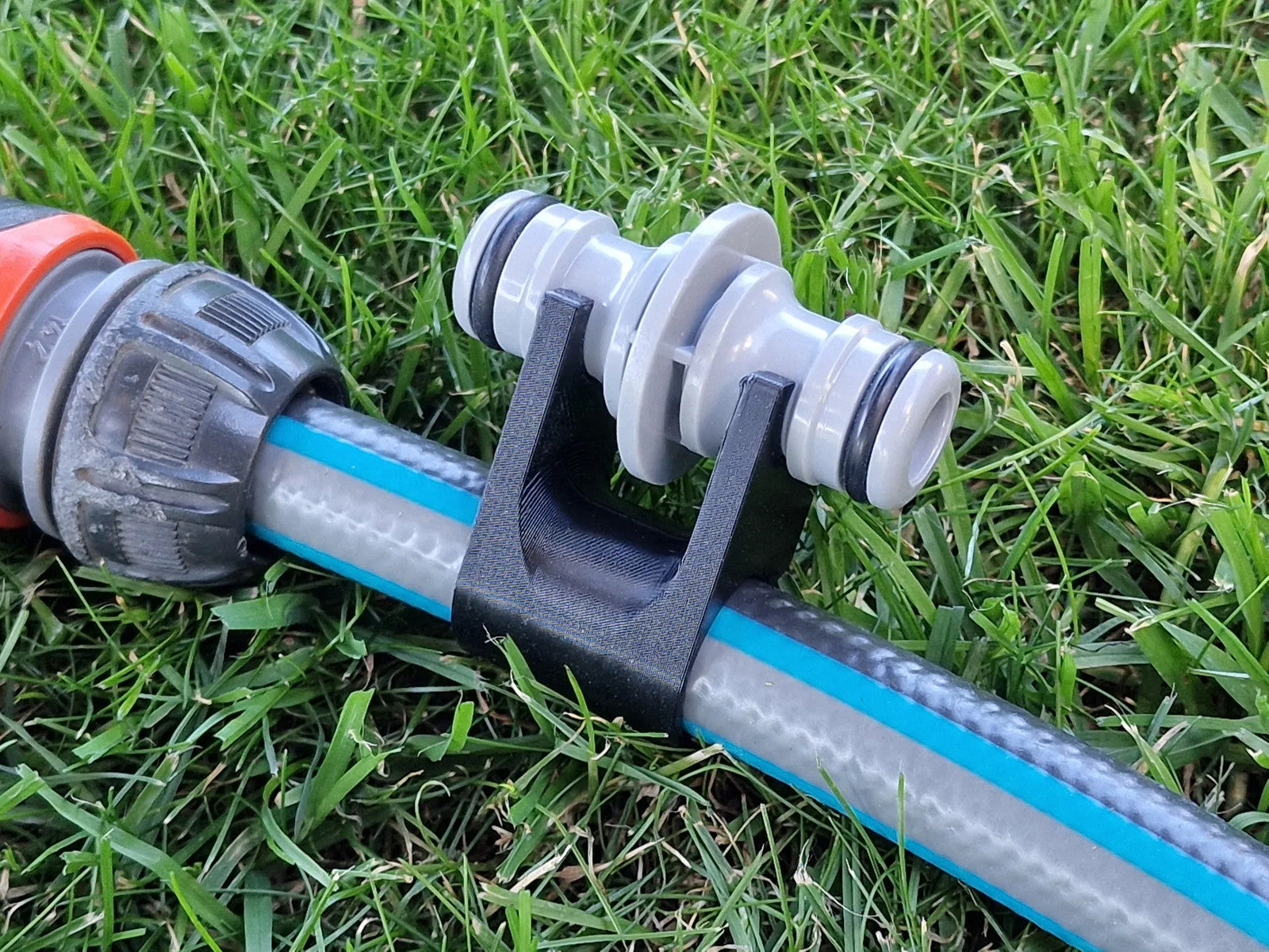 Hose and assembly holder for extension coupler